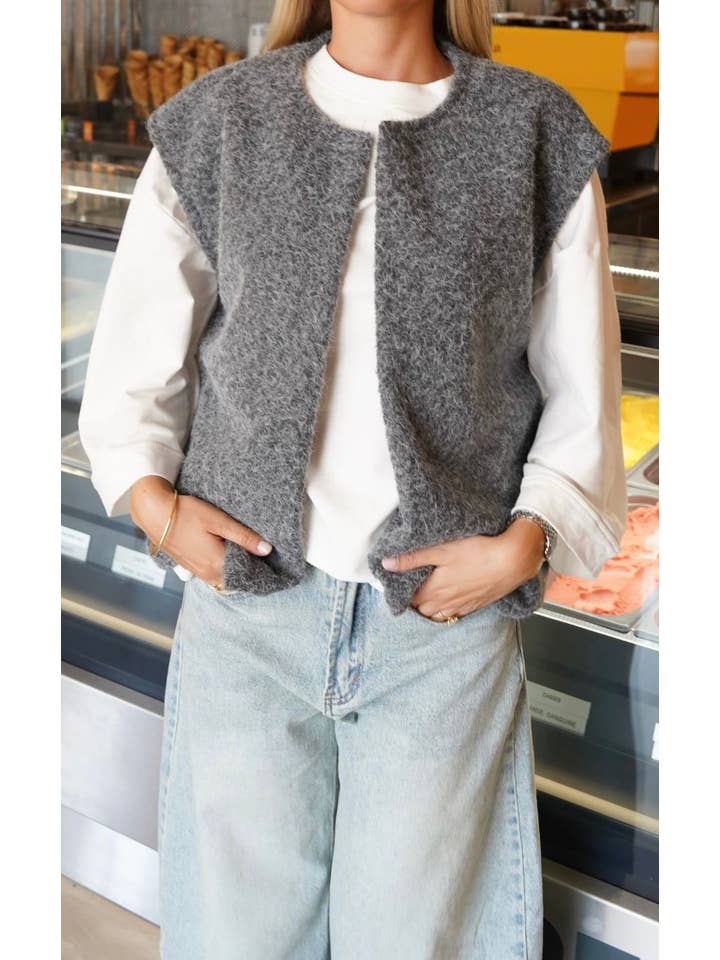 ESTEE BROWN - Wholesale Blazer - Women's - Sleeveless fur jacket - 87195