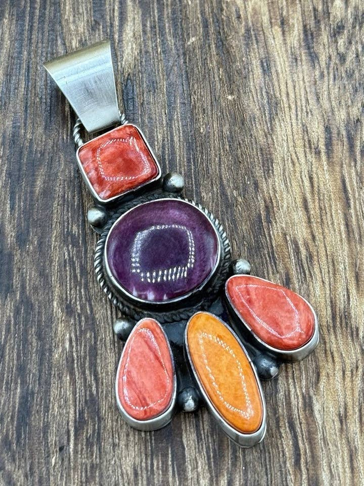Pendentif Cluster en Argent Sterling Fait Main par des Navajos avec Coquilles d'Huître Épineuse Multicolores pour la vente par Native City Jewelry