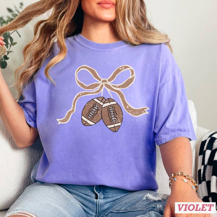 Shoppe SHC – Engroshandel Grafisk t-shirt - Dame – Coquette Fodbold Kampdag Grafisk T-shirt | Komfortfarve15