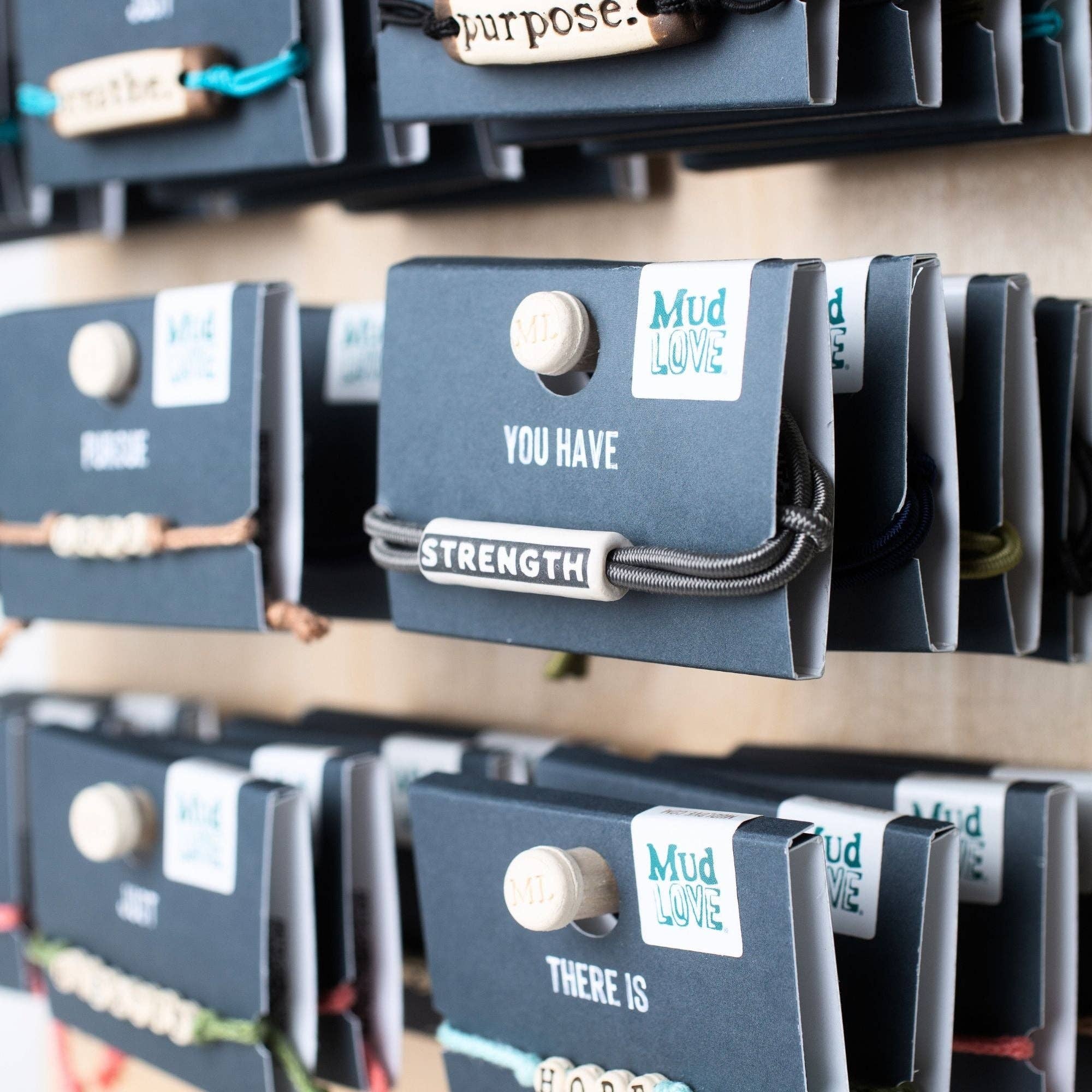 MudLOVE – Großhandel Gewebtes/geflochtenes Armband – Individuelle aktive Lifestyle-Armbänder auf Stretchkordel20