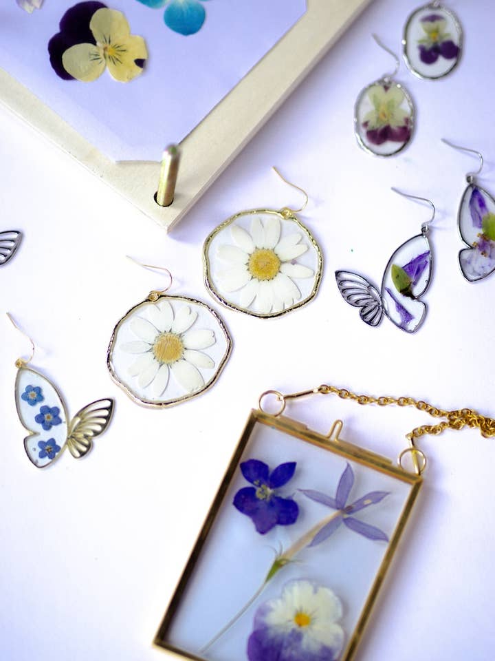 Véritables Boucles d'Oreilles Pendentifs Marguerite Pressée en Or ou Argent pour la vente par Daisy Lane Studio