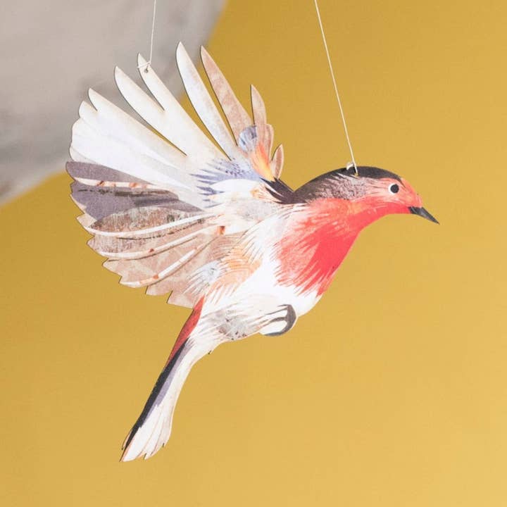 Art décoratif d'oiseau lumineux Robin | Décoration d'oiseau suspendue pour la vente par Kate Slater