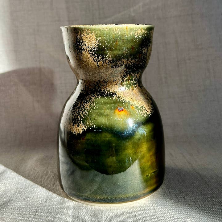 Handgjord knoppvas | Djup glansig grön med kvicksilverglas för wholesale av Covet Ceramics | Napa Valley