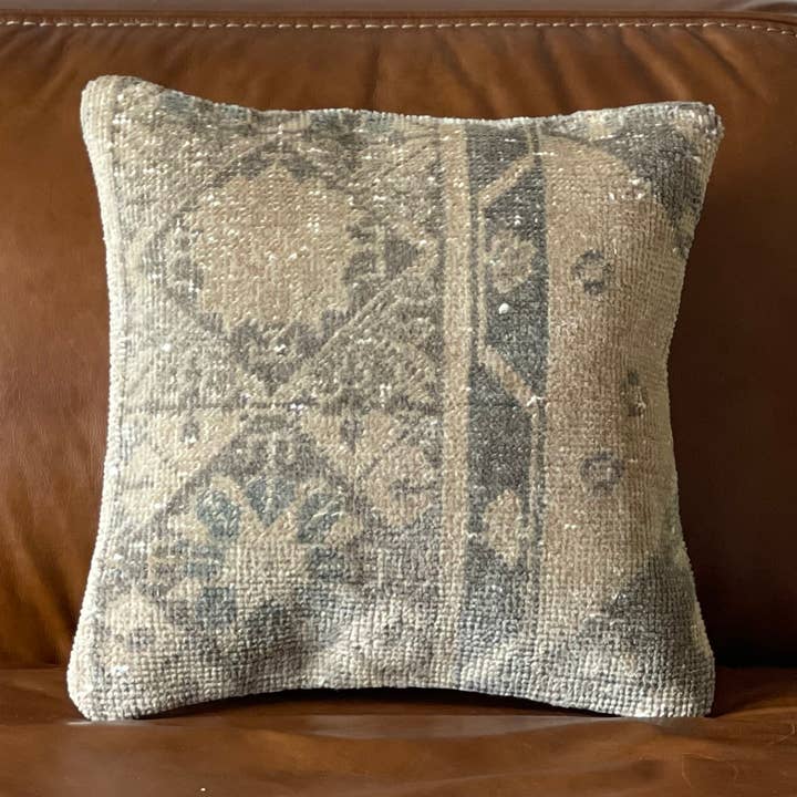 Göttlich | 16'
Türkisches Vintage-Teppichkissen | Konya für den Großhandel von Vintage Loomz