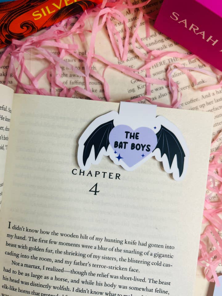 Le marque-page magnétique Bat Boys – Cœur violet avec ailes de chauve-souris pour la vente par TheBookShack
