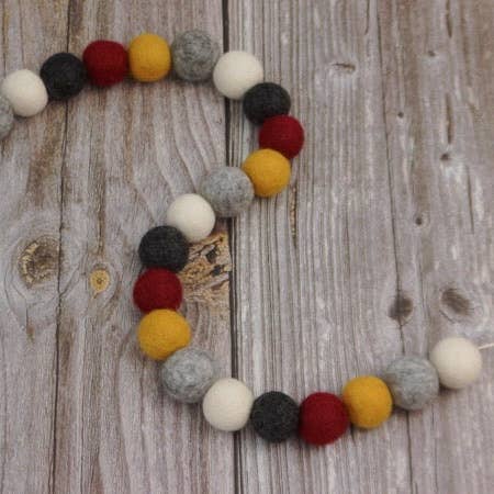 Efterårssweaterguirlande. Filtkugleguirlande for engroshandel hos AKUKU