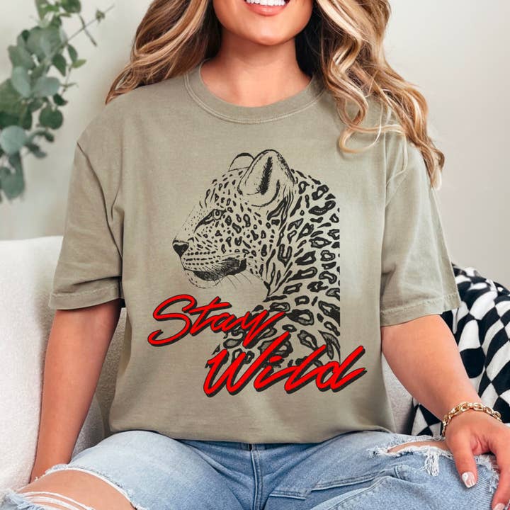Shoppe SHC - Vendita all'ingrosso Tunica - Donna - Maglietta Grafica Retro Grunge Stay Wild | Comfort Color13