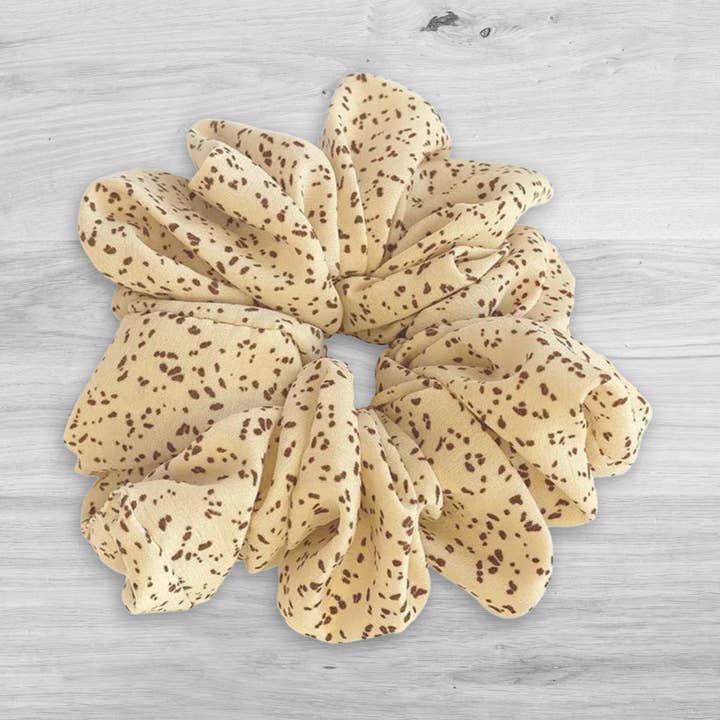 Boho Jumbo Scrunchie | Överdimensionerade Scrunchies | Beige Fläckig för wholesale av BlveOlive