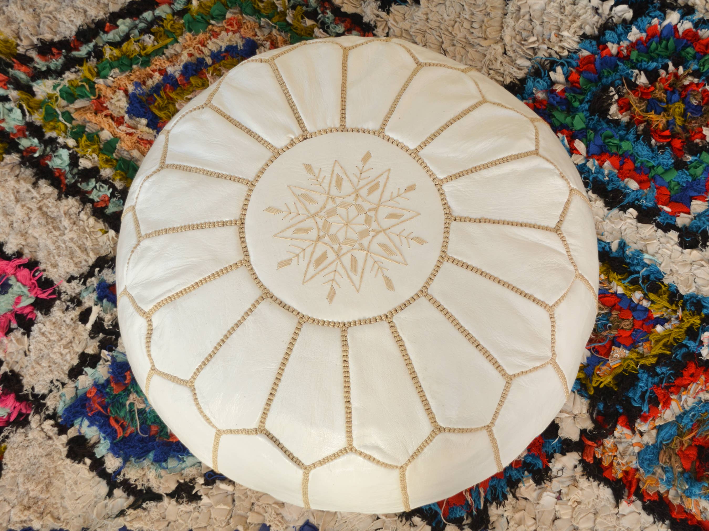 woolsouk ( We handle U.S. import procedures for you ) – Pufe por atacado – Pufe de couro marroquino - Pufe da sala de estar - branco não recheado4