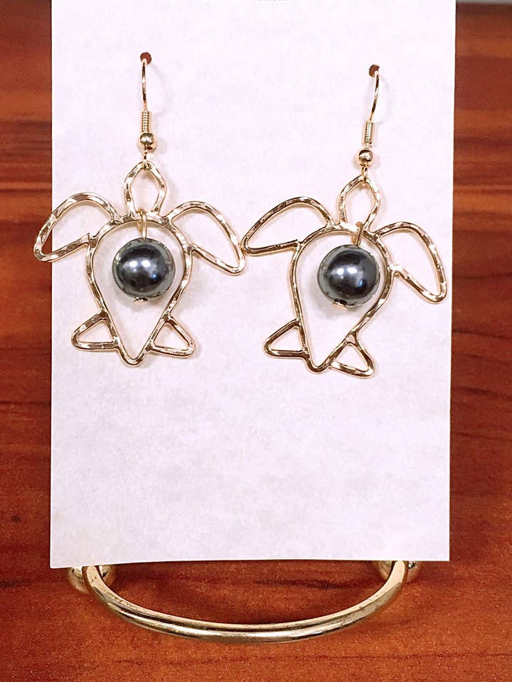 Schildkröte: Hamilton Goldohrring mit Muschelperlen für den Großhandel von Anela's Jewelry