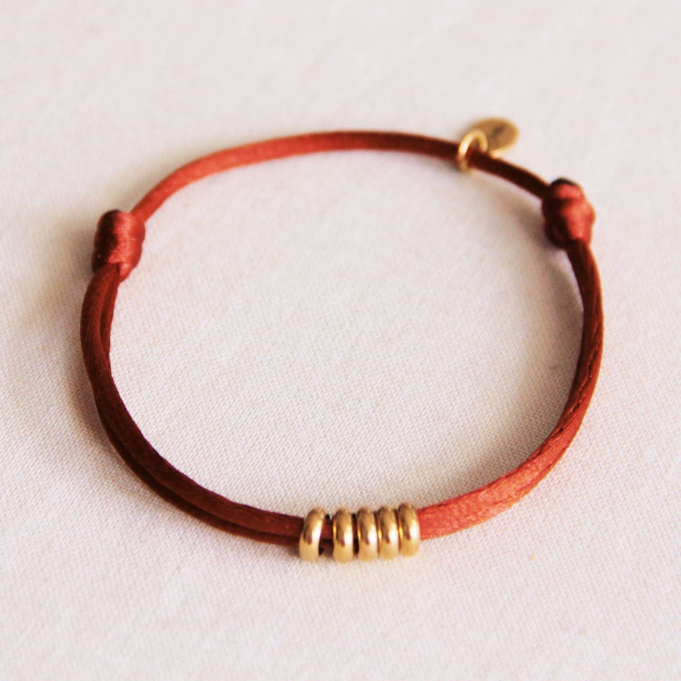 Bazou – Großhandel Armreif – Satinarmband mit Ringen – Cognac/Gold