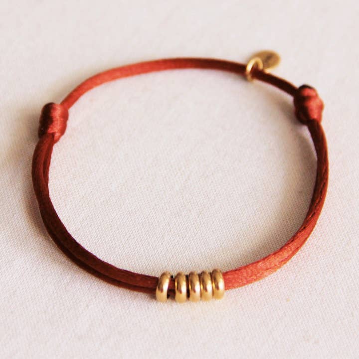 Bazou – Großhandel Armreif – Satinarmband mit Ringen – Cognac/Gold0