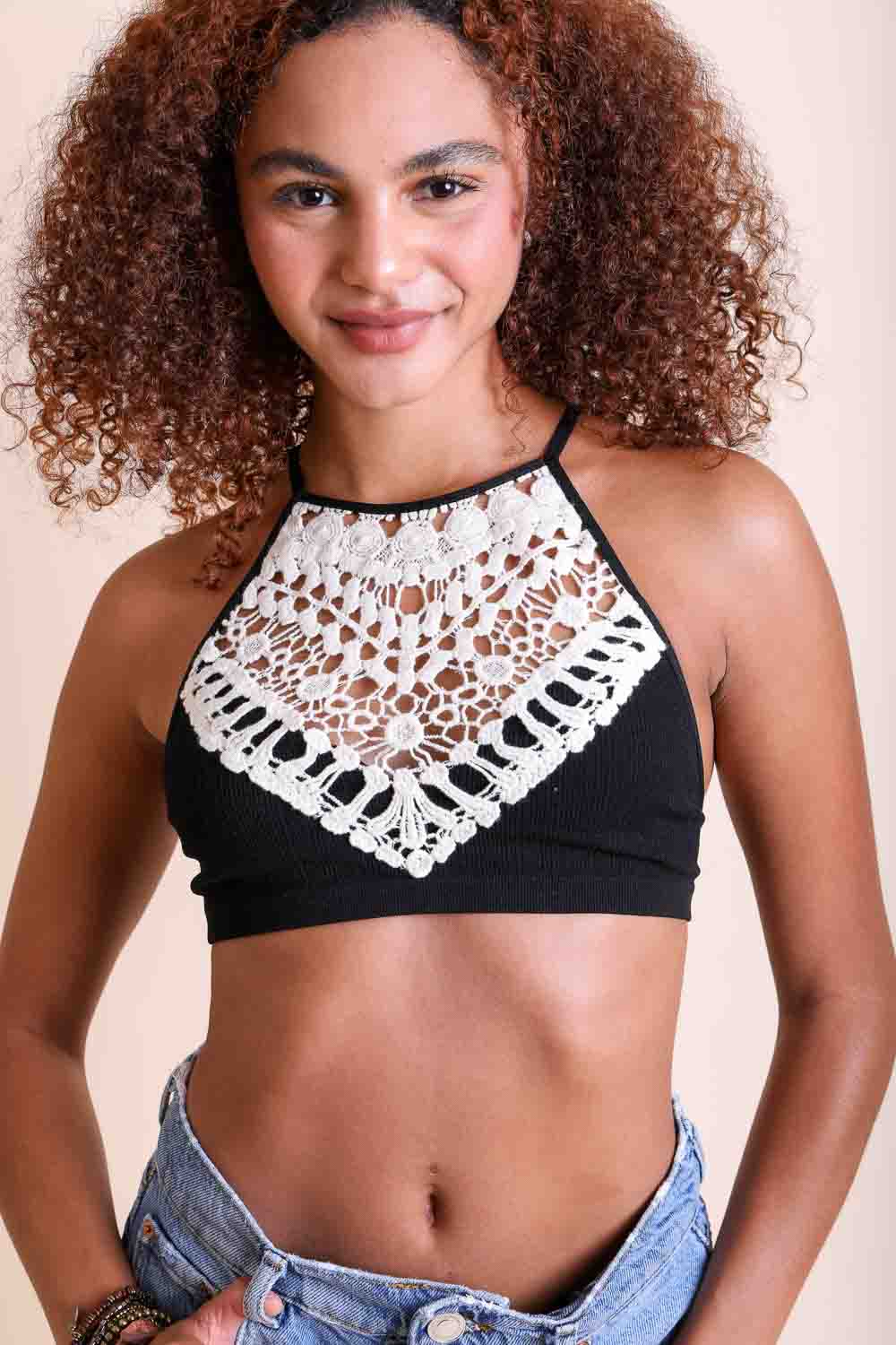 Leto Accessories – wholesale Bralette - Dam – Virkat brami med korsade band i ryggen – bohemisk trendig topp0