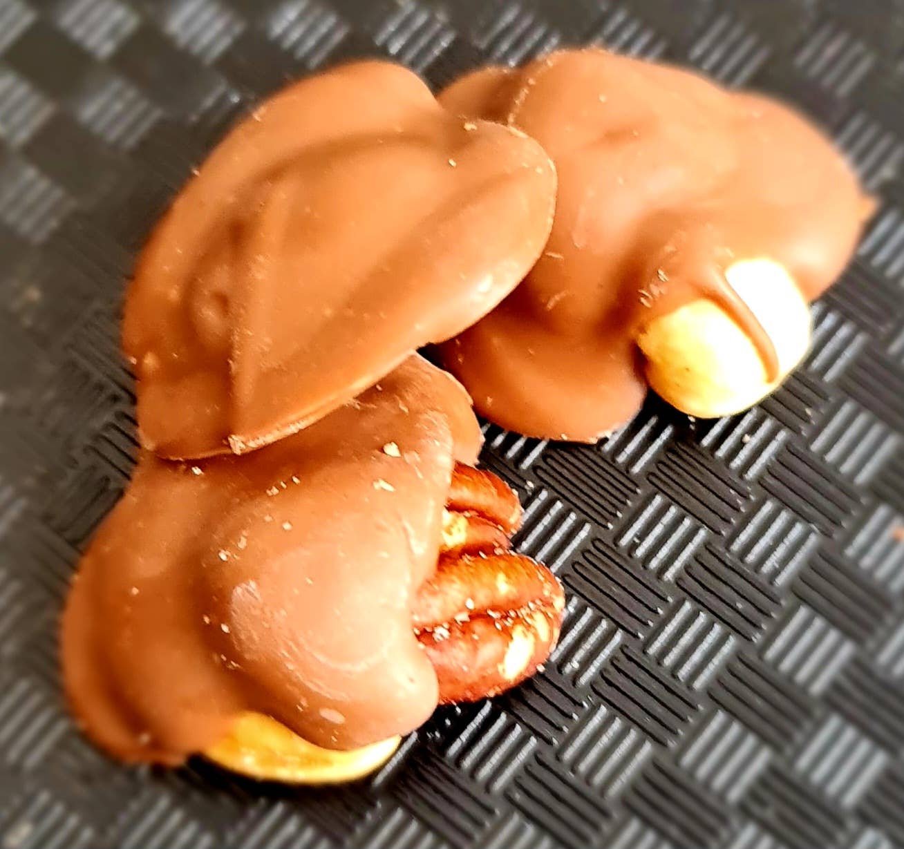 Cwtsh Chocolate - Wholesale Snoepjes met chocolade - Geroosterde noten en chocoladedruppels2