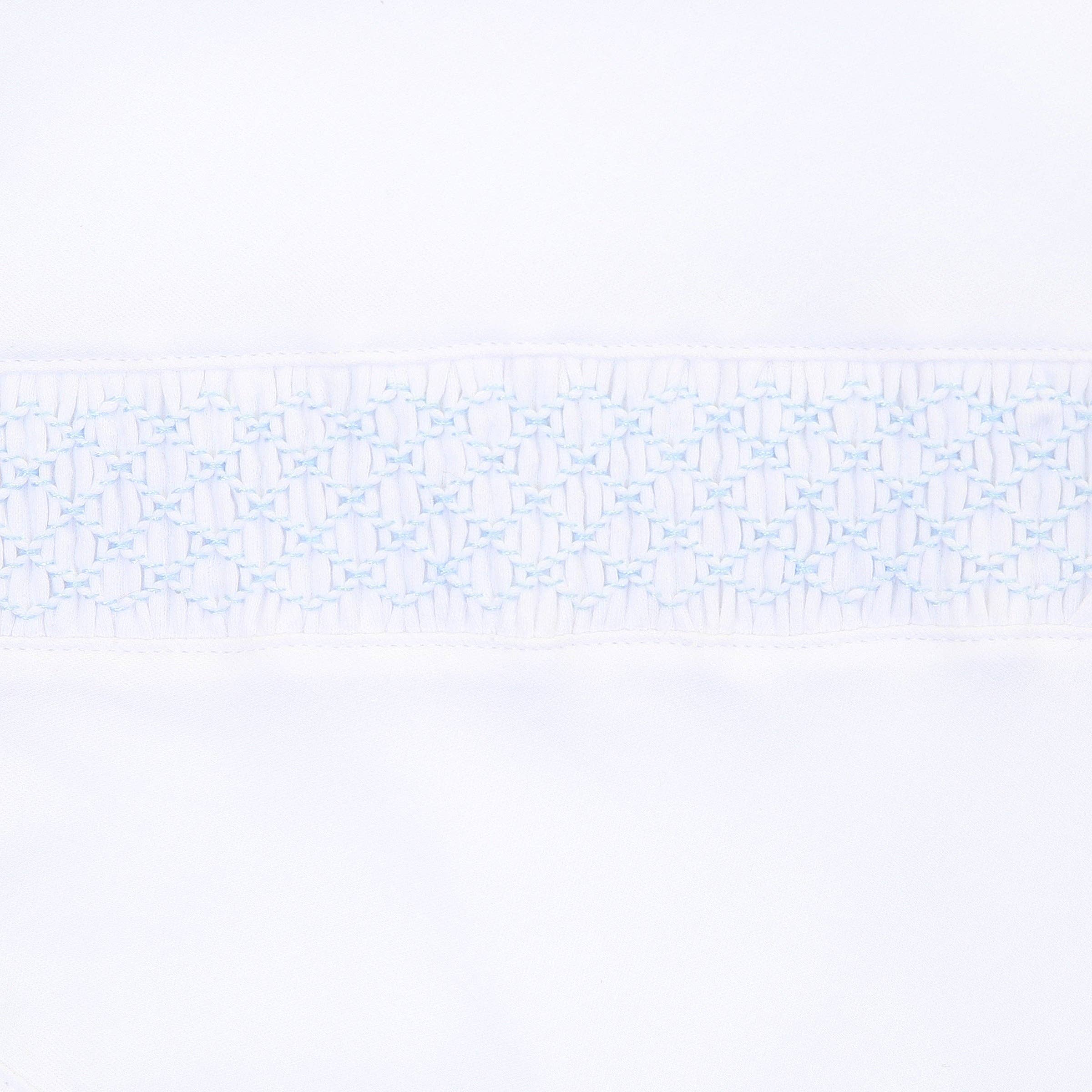 Magnolia Baby – Engroshandel Romper - Baby – Solid Essentials Hvidblå Smocked Footie1