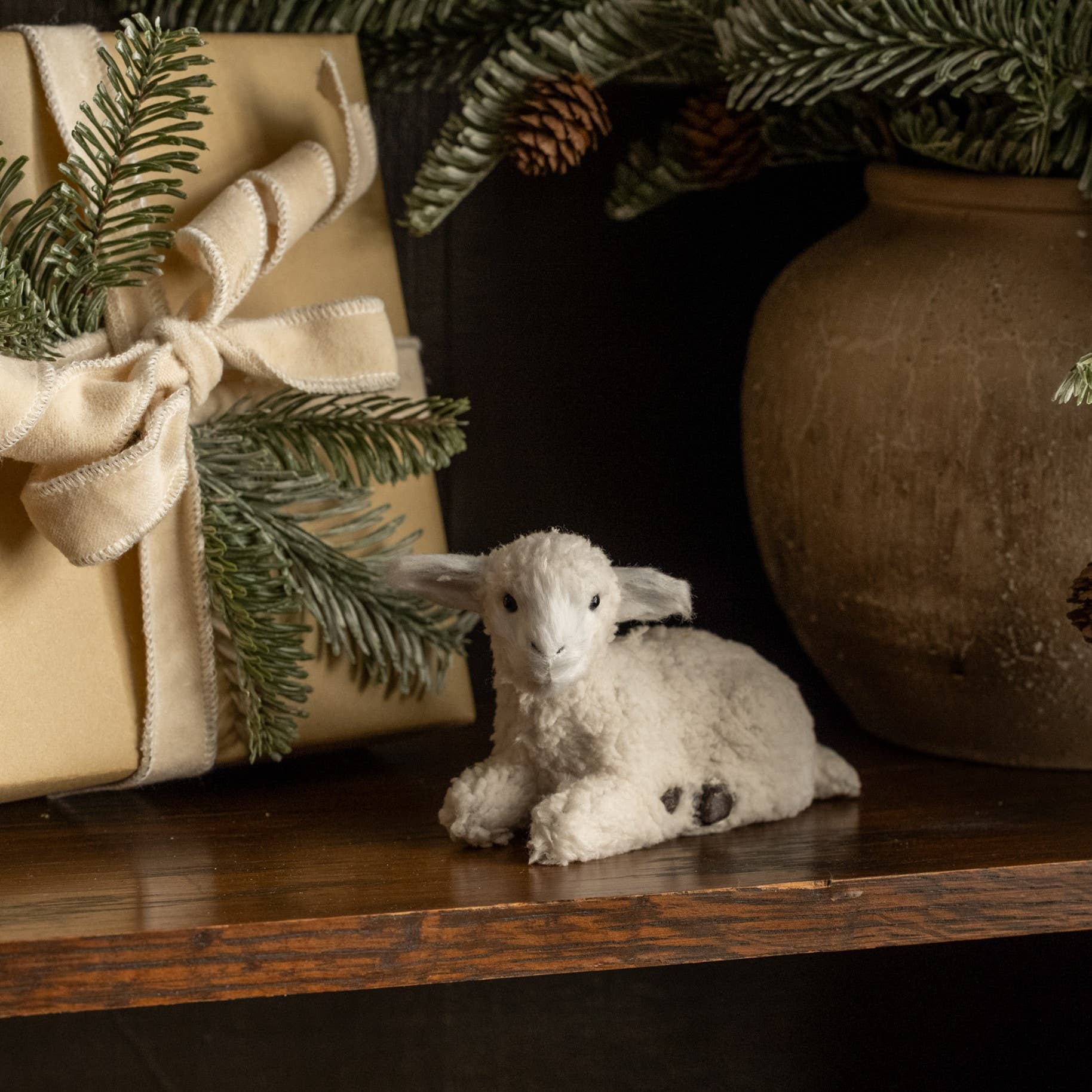 Ragon House - Venta al por mayor Figura decorativa - CORDERITO EN REPOSO DE 5,25"0