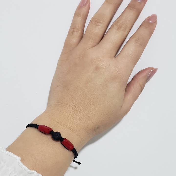 Koraller & Lavasten Armband - B12 för wholesale av The Bijoux Collective