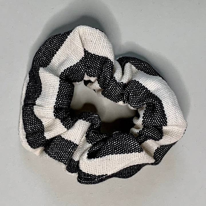 Handgemaakte scrunchie Ole | Zwart/ecru voor wholesale door dokudu