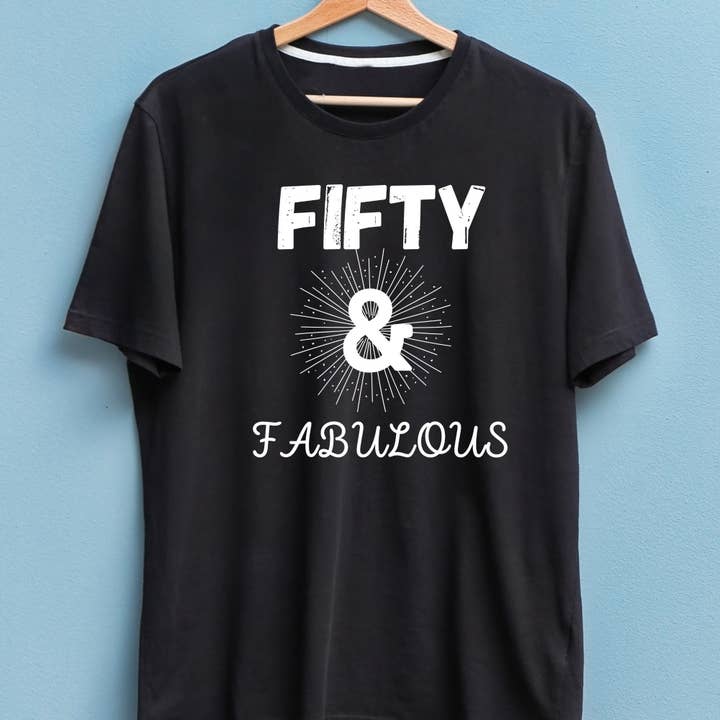 Chemise Fifty and Fabulous, cadeau de 50e anniversaire pour femme pour la vente par The Graceful Dragonfly