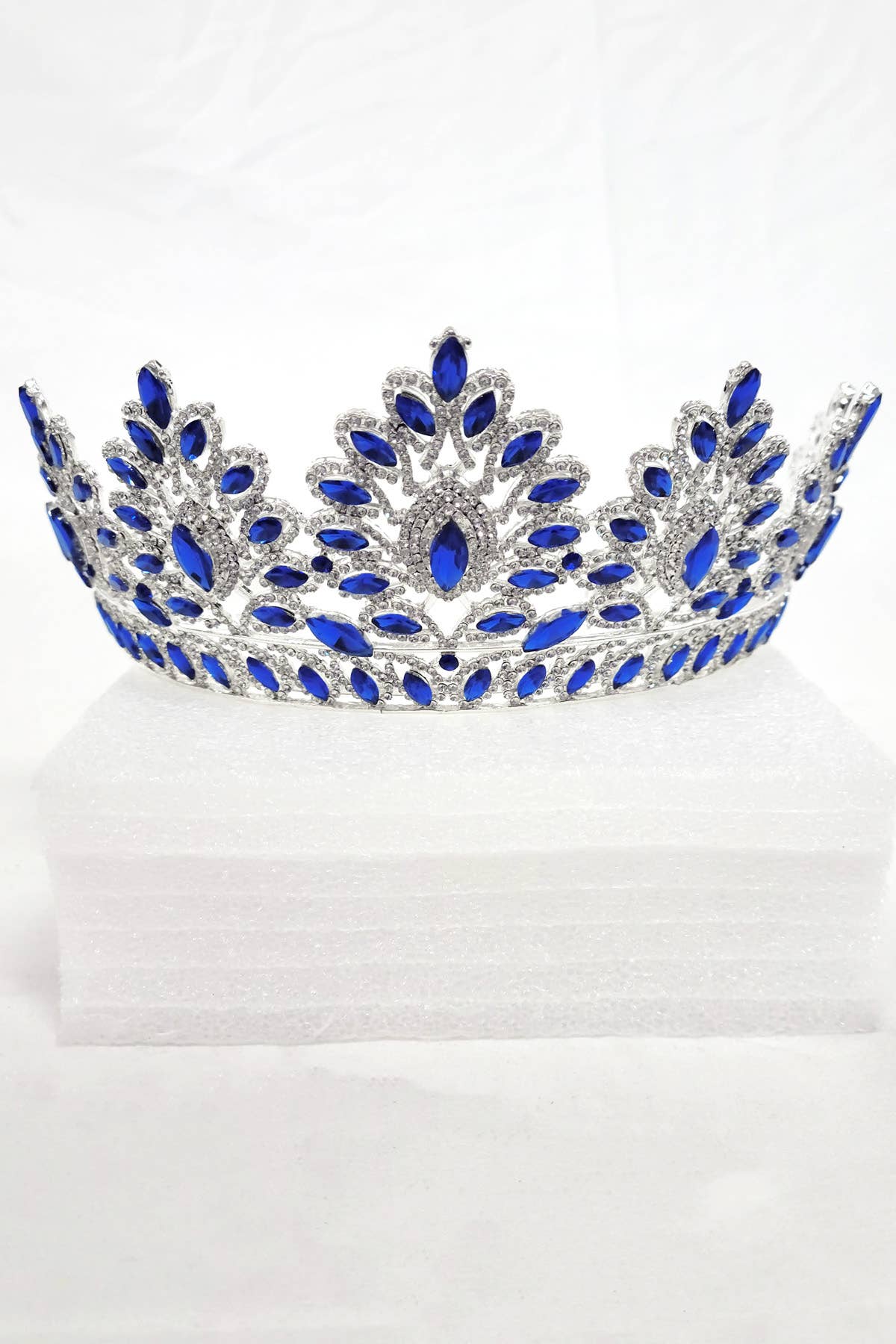 Chicas - Wholesale Tiara - Women's - One Size Fits All Metal Tiara With Rhinestones. HT93716