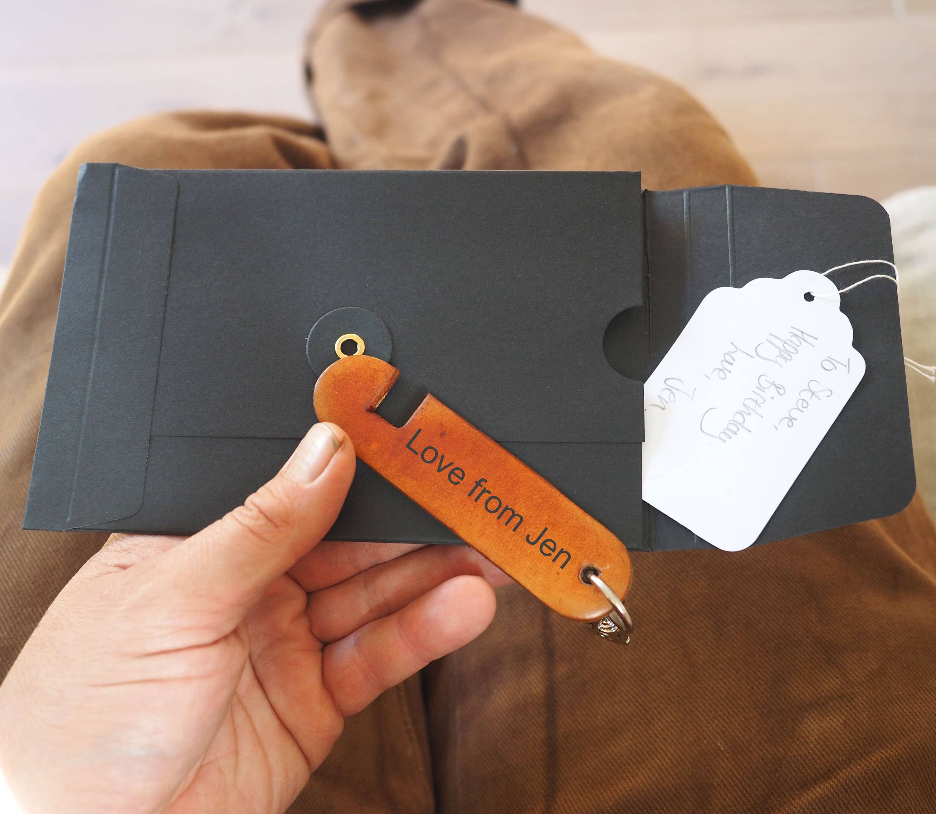 Stabo – wholesale Stativ för surfplatta – Personlig läder telefonstativ nyckelring3