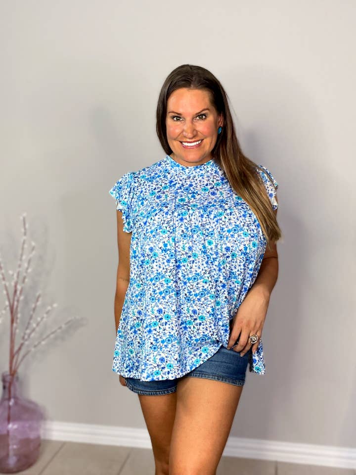 Top mit gestuften Rüschenärmeln in Blau mit Blumen - S-XL-Pack für den Großhandel von Misty BD