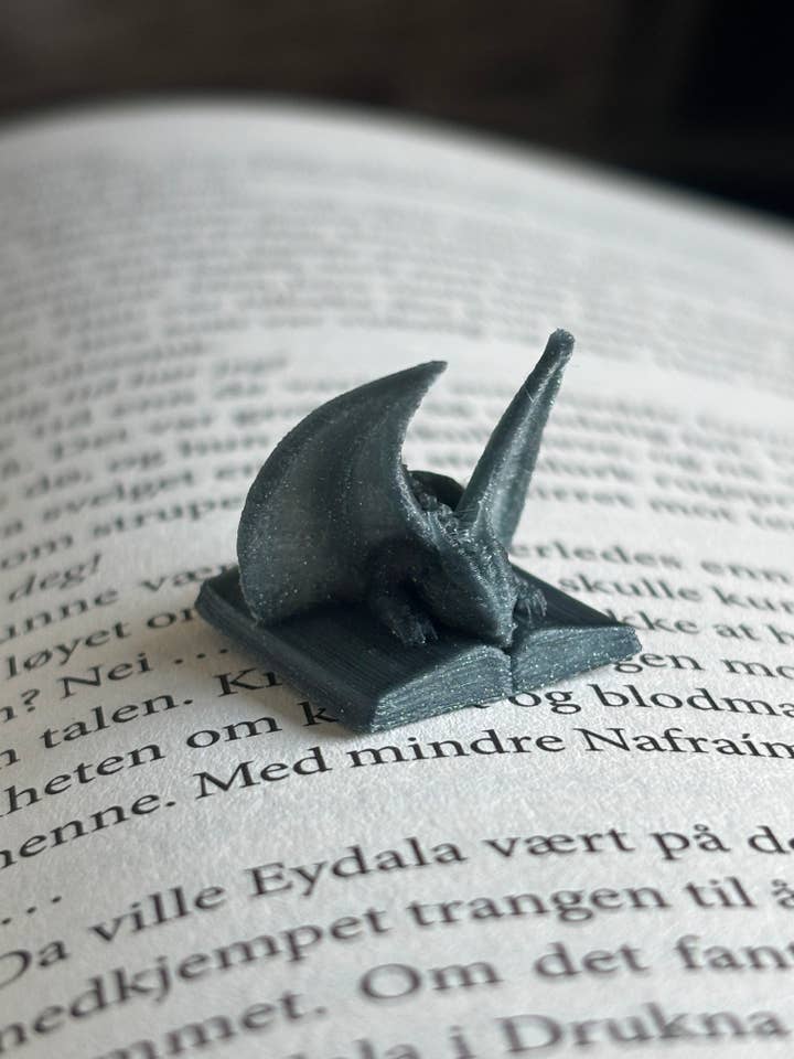Drago su un libro Miniatura Libreria per Miniature per la vendita all'ingrosso da parte di Nordic Book Adventure