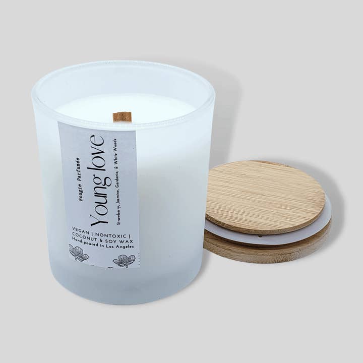 Candela con stoppino in legno Bougie Perfumee Young Love per la vendita all'ingrosso da parte di Vive Salvaje Aromatherapy