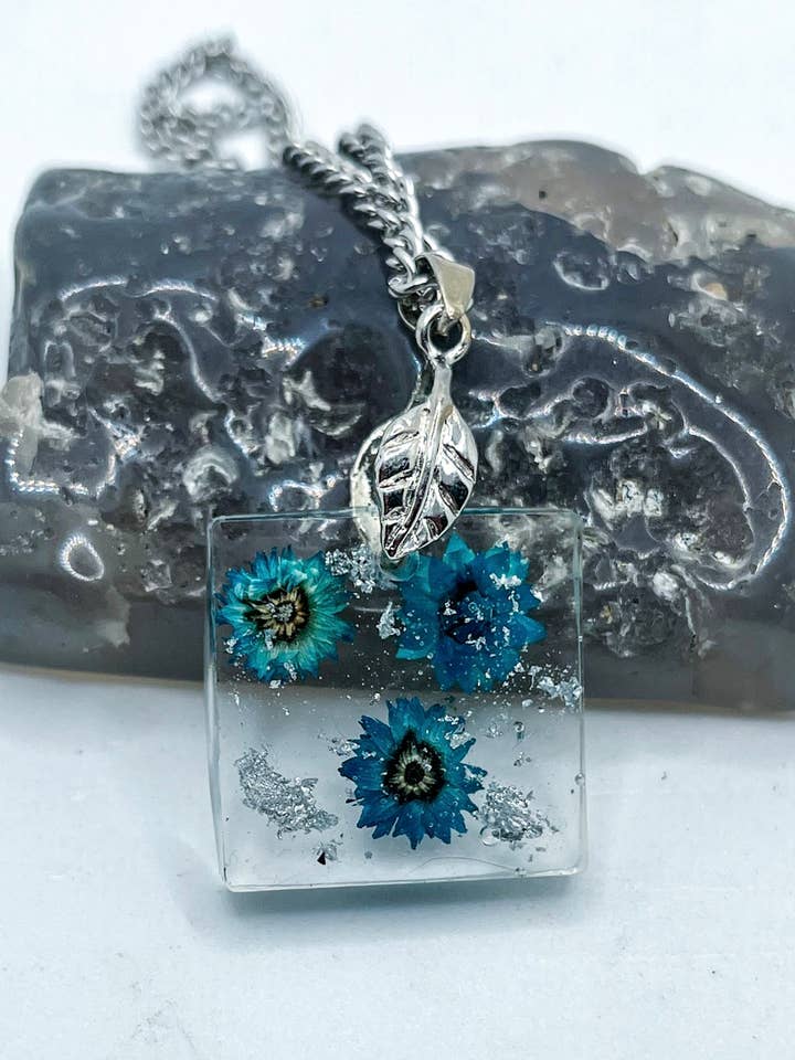 Petit collier en forme de fleur bleue véritable pour la vente par Vivian Treasury