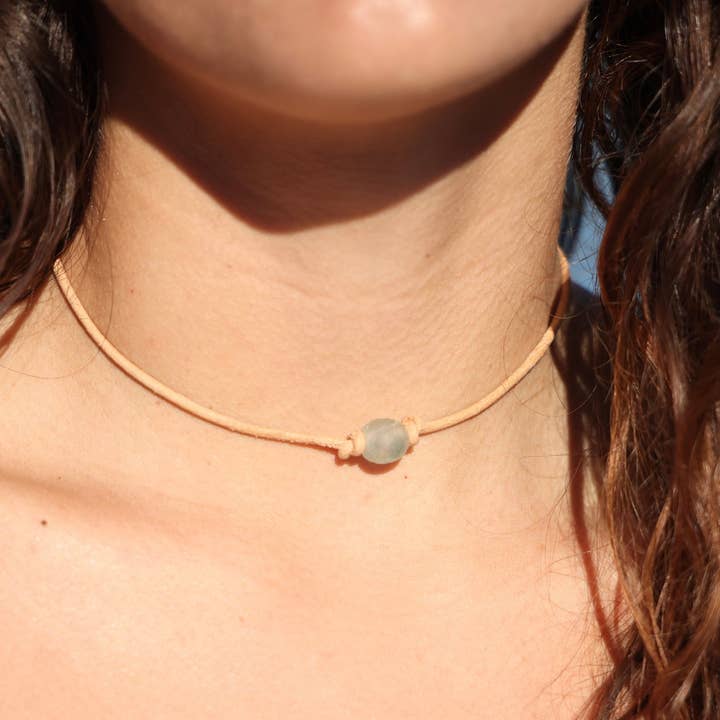 Collier en cuir avec verre de mer pour la vente par Cape Cod Chokers