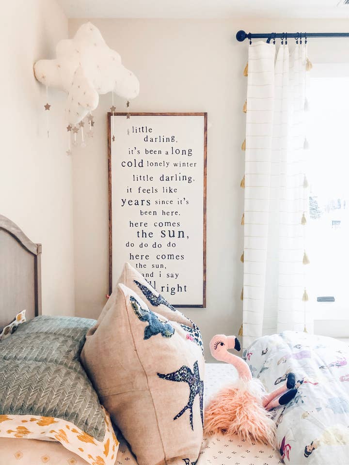 Targa in legno Here Comes The Sun per la vendita all'ingrosso da parte di The Shed Interiors