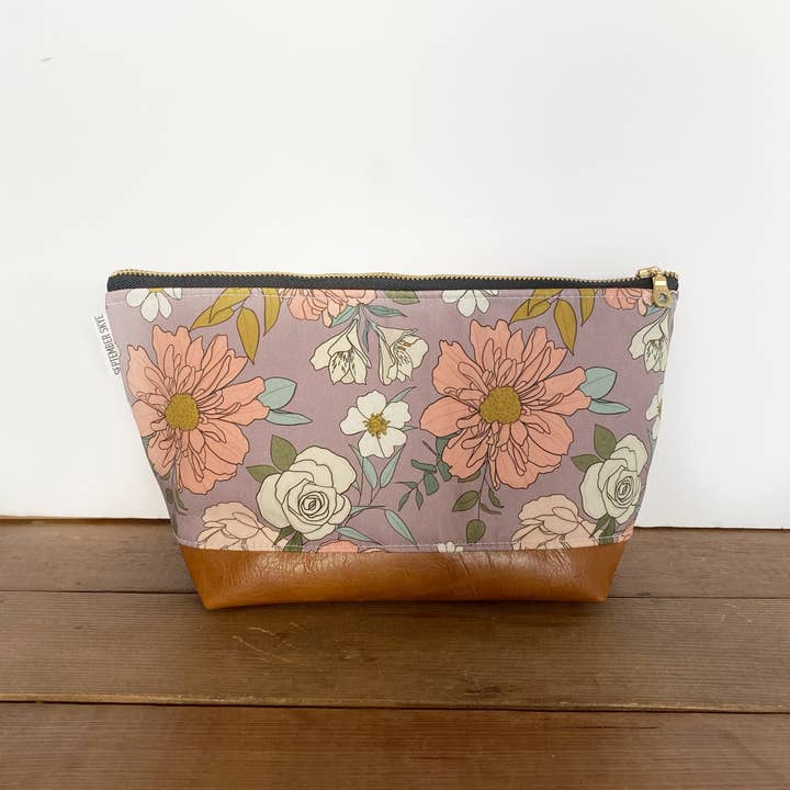 Trousse de maquillage à motif floral mauve et lavande pour la vente par September Skye Bags & Accessories
