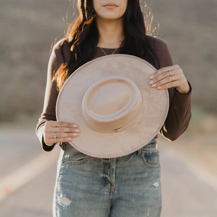 Chapéus de aba rígida em camurça vegana com coroa alta por atacado de The Modern Cactus Co