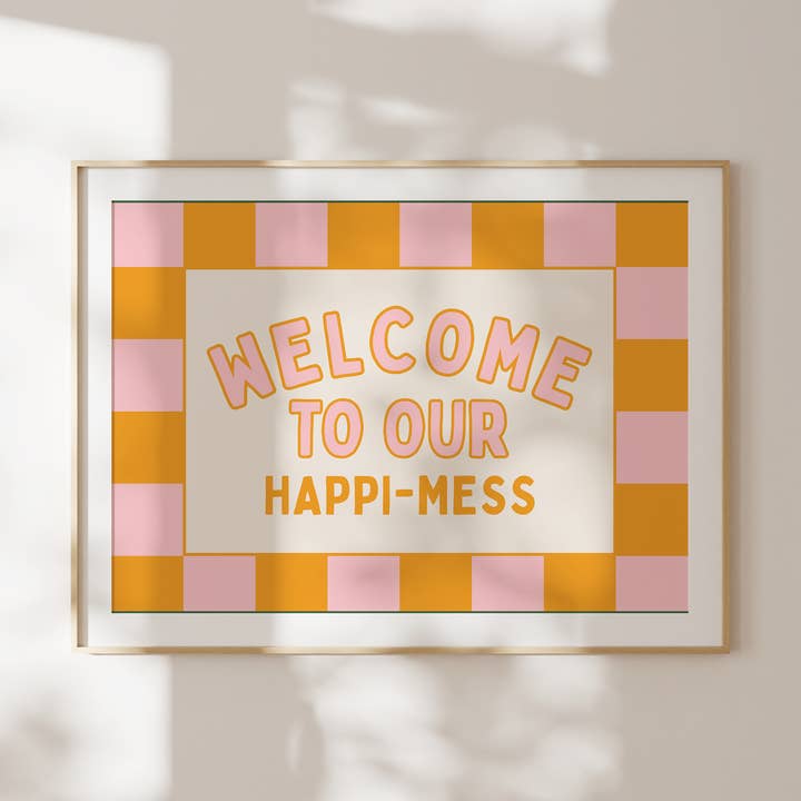 WISDOM & WONDER X HEY WONDER | Welkom In Onze Gelukkige Chaos | Milkshake & Sinaasappel | Landschap | Wandkunst Print voor wholesale door Wisdom and Wonder Designs