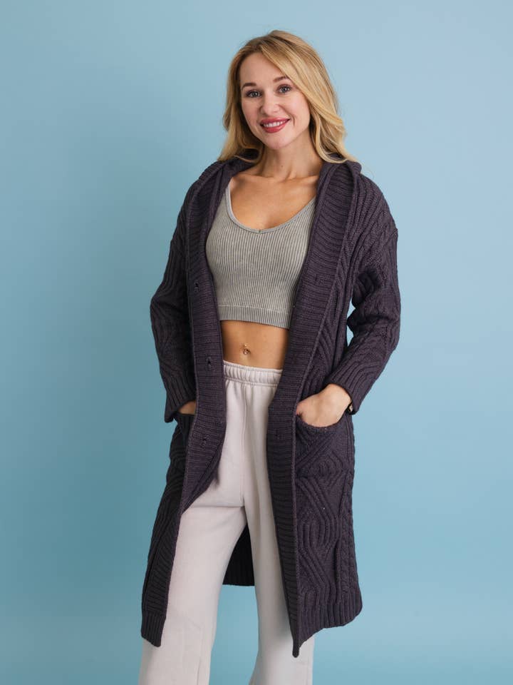 Leto Accessories – wholesale Kofta - Dam – Kabelstickad kofta med huva med stora knappar