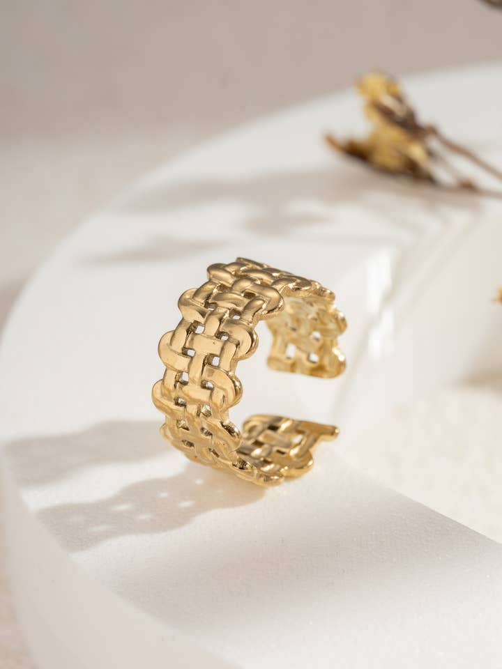 Flettet hulmønstret ring i forgyldt stål, justerbar, elegant, raffineret for engroshandel hos COSMOS