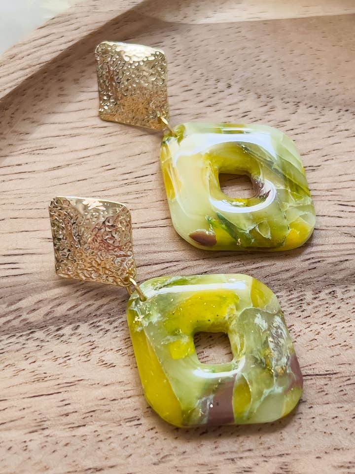 Col R ✦ Groen-geel gemarmerde oorbellen voor wholesale door KLAEI DESIGN STUDIO