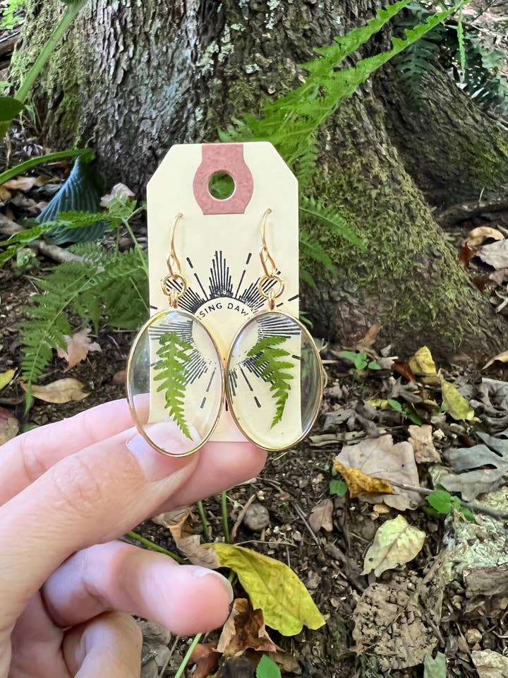 Orecchini ovali a forma di felce in resina essiccata in oro per la vendita all'ingrosso da parte di Rising Dawn Boutique