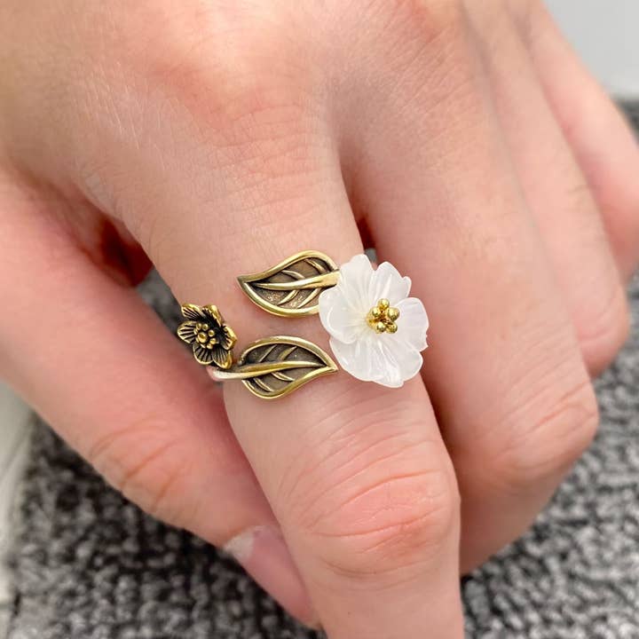 Mio Queena - Wholesale Cocktail/gelegenheidsring - Vintage witte, verstelbare metalen ring van acryl met bloemen