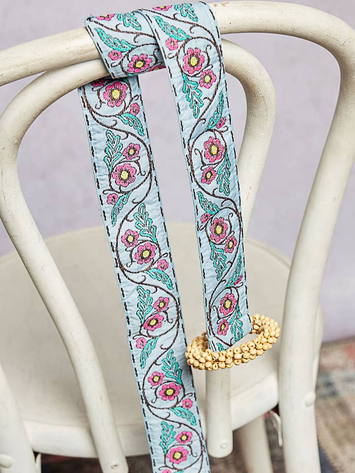 Ceinture bleu ciel à fleurs avec boucle ronde perlée pour la vente par Pol Clothing