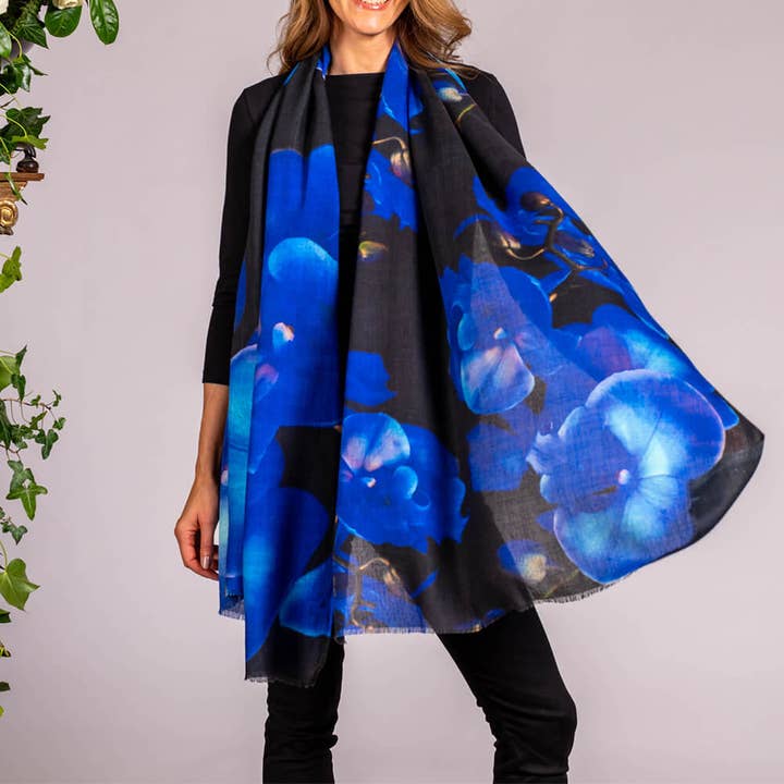 The Orchid Trilogy - Envoltura de seda y cachemir de orquídea azul para venta al por mayor de Black