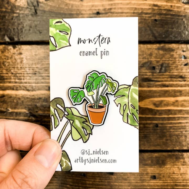 Monstera Plant Emalje Pin for engroshandel hos Art by Sj Nielsen