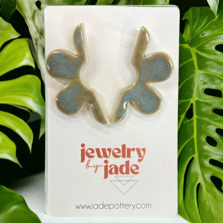 Handgemaakte porseleinen oorbellen van groen met halve madeliefjes voor wholesale door Jade Pottery & DIY Studio