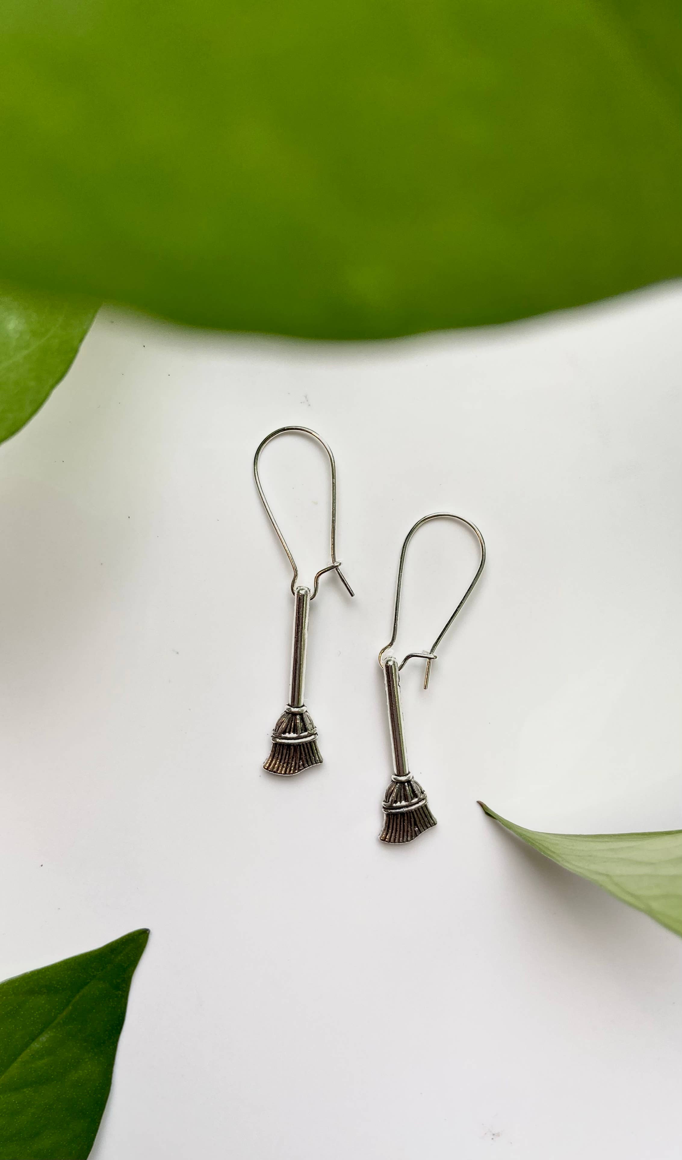 Three Witches Tea Shop – Engroshandel Hængeøreringe og creoløreringe – Sølv øreringe med heksefejer1