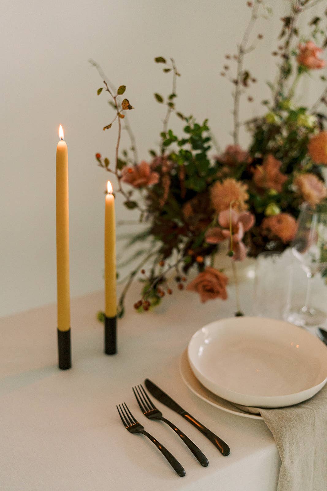 Mo&Co Home – wholesale Avsmalnande ljus – Mo&Co Home Natural Gold handdopade bivaxljus i par, 25-doppade4