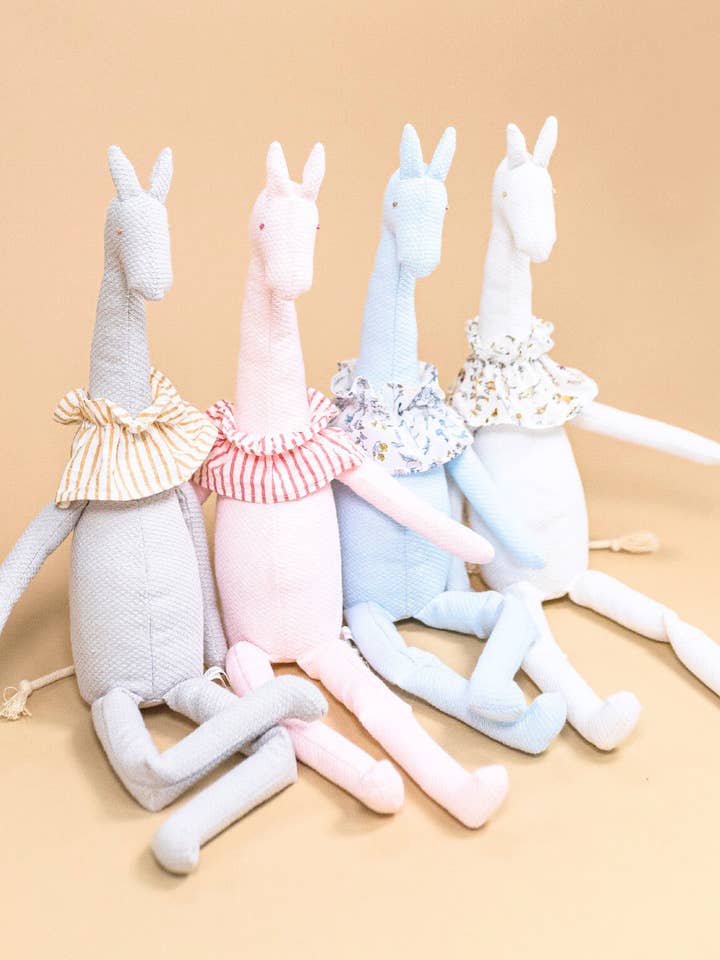 Céleste la Girafe | Plusieurs couleurs pour la vente par pamplemousse peluches