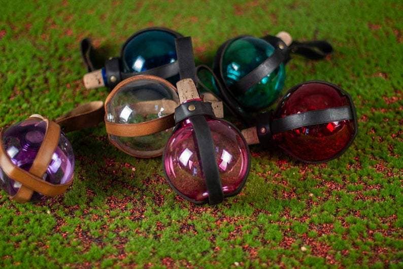 Outcast Props – wholesale Dekorativt bordsobjekt – Elixirflaska med läderhållare4