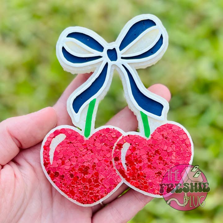 Körsbär med båge för wholesale av The Freshie Plug