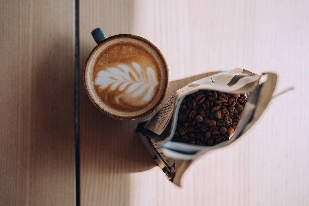 Girls Who Grind Coffee - Vente Café moulu - Grains de café One Eye Open Half Caff, mélange lavé mi-caféiné7