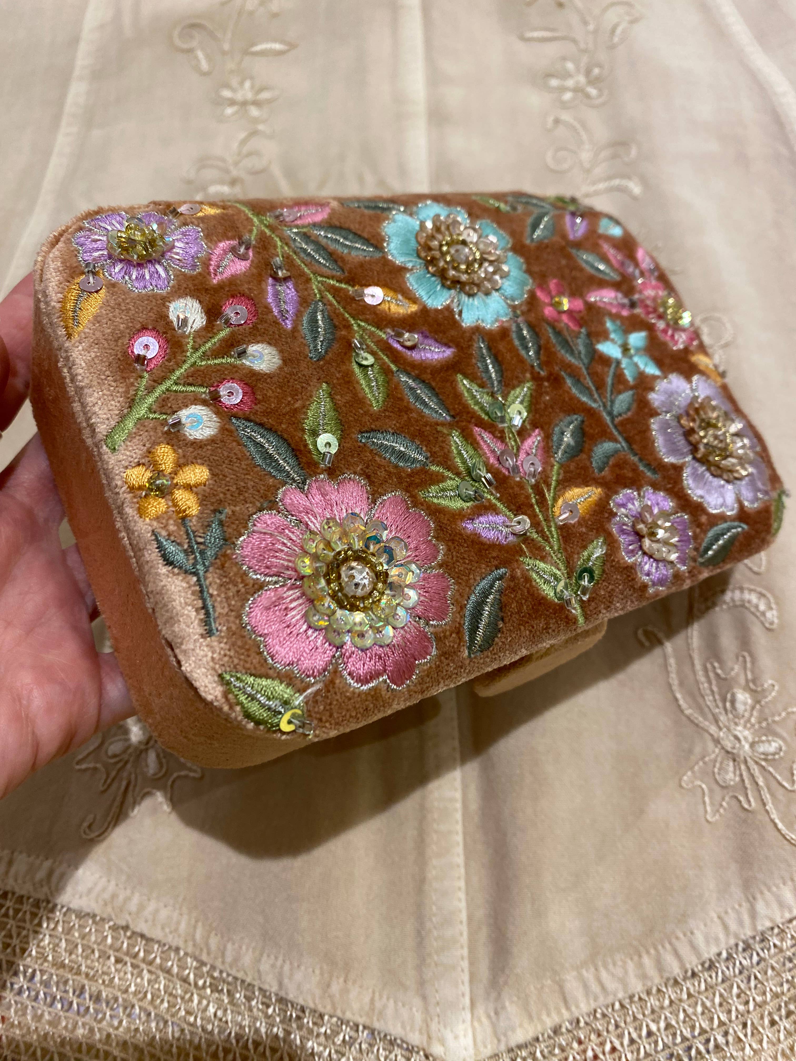 Temple of Treasure - Vente Boîte/rangement à bijoux - Fae dans une boîte à bijoux en velours rose1